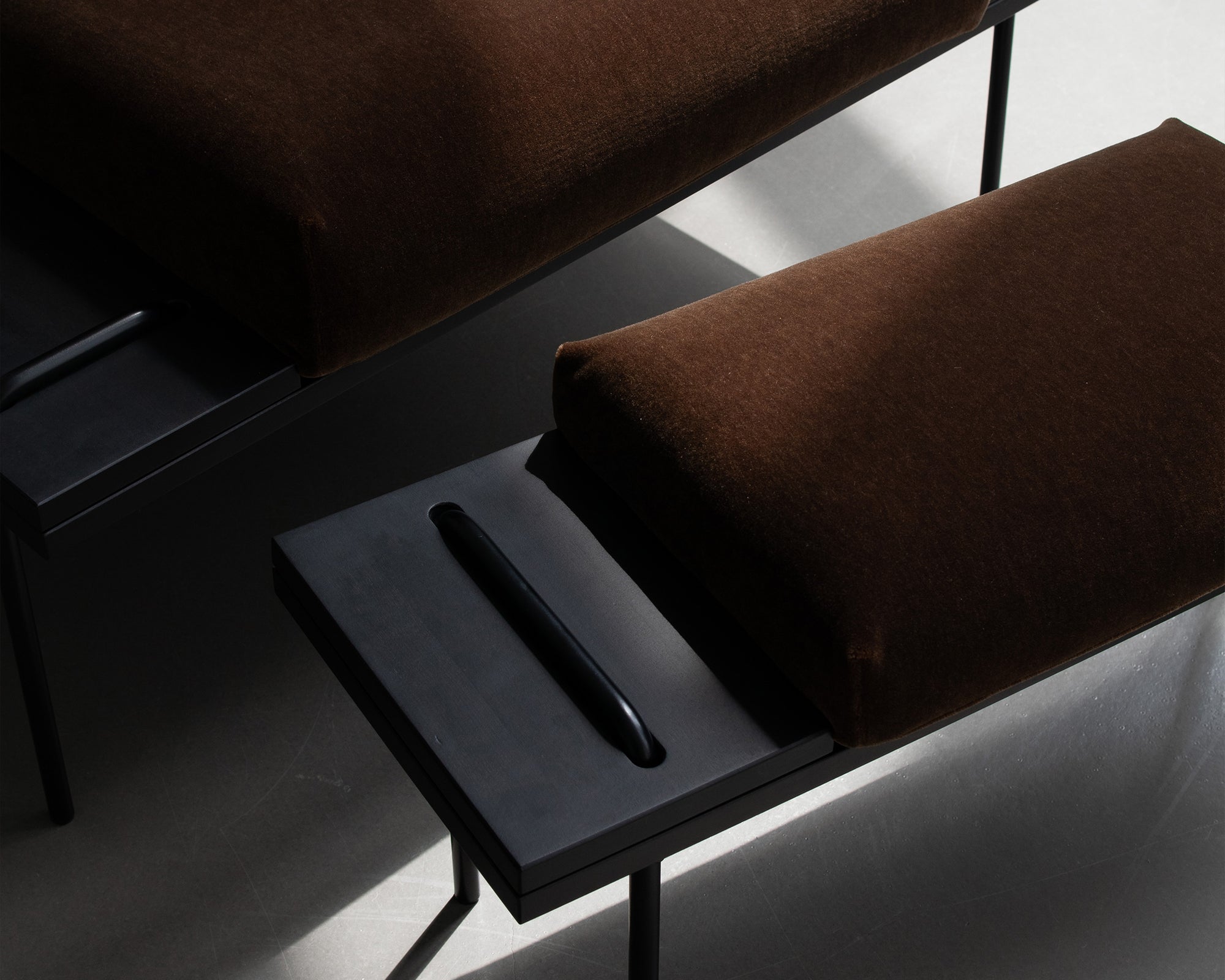 Schneidersitz Graphite mit Fußbank